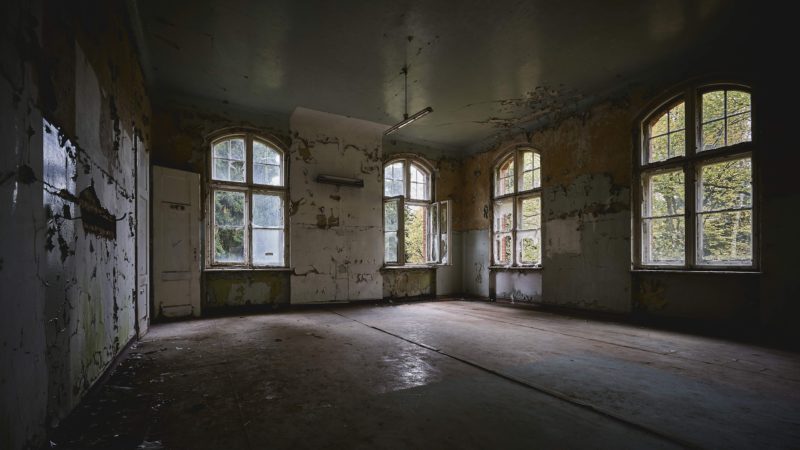 Grande pièce dans un ancien bâtiment abandonné