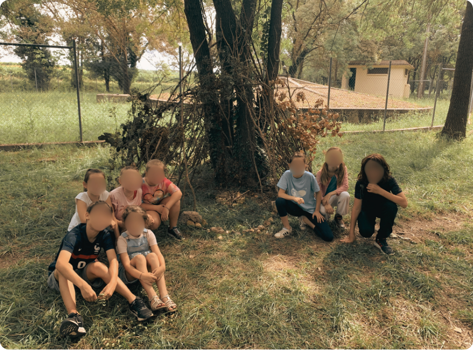 enfants-devant-leur-cabane enfants-devant-leur-cabane