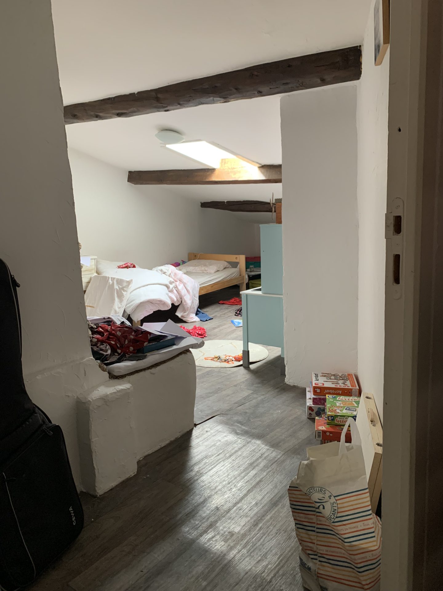 Espace mansardé servant de chambre, projet d’aménagement bloqué nécessitant une prise de décision