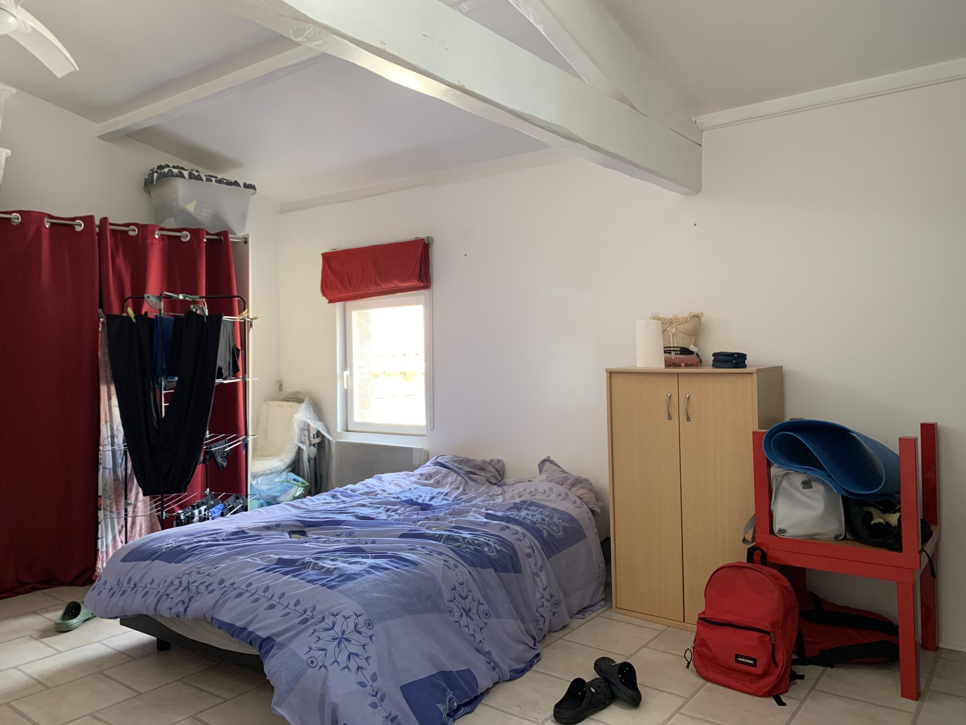 Une grande chambre partagée par 2 grands ados, mais un seul lit